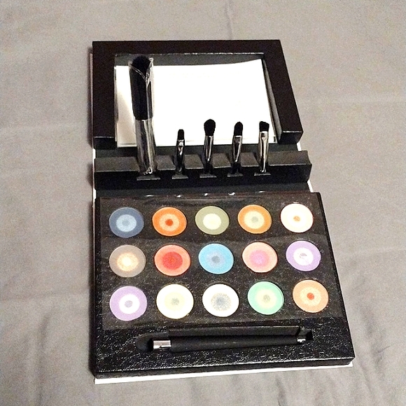 Bella Bellissima Cosmetic Eyeshadow Colour Pallette with 5 Brush Heads - Picture 4 of 10